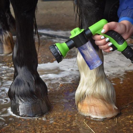 Hestebademundstykke | Indbygget shampoo | Spar shampoo 60 % | Plastik Pantino